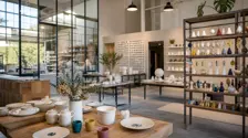 Porcelaines et arts de la table présentés dans un magasin de fabricant